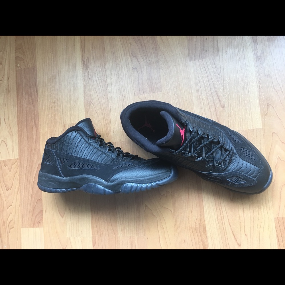 Jordan 11’s low referee edition black-black red.